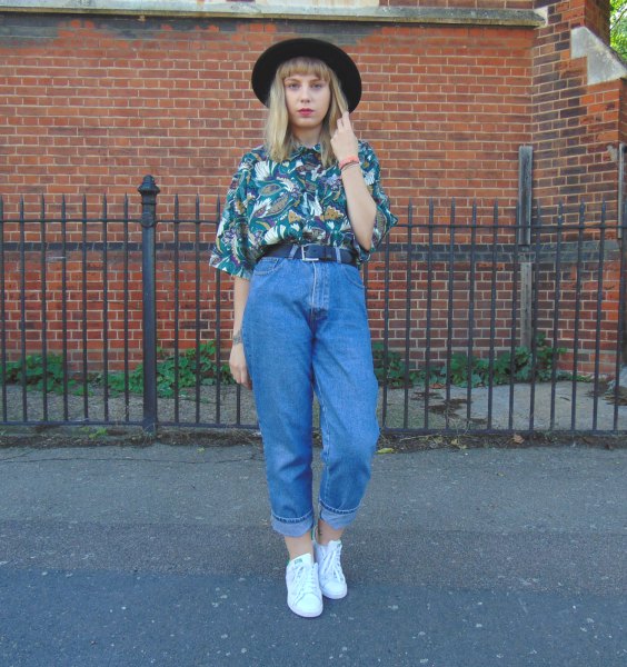 Navy floral print shirt, old school mom jeans and felt hat