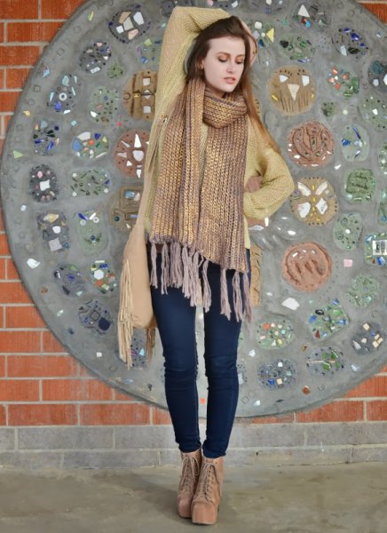 Scarf with gold fringes, green cardigan and dark blue skinny jeans