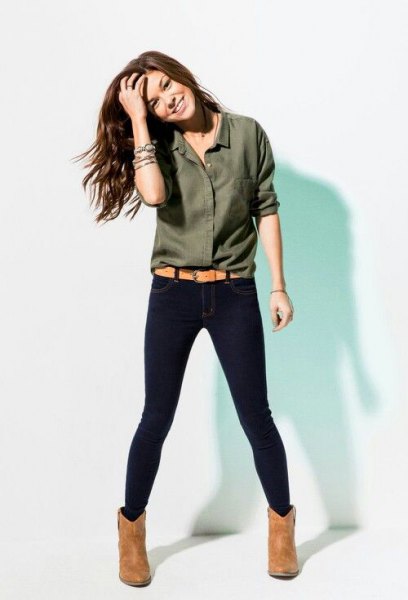 Green shirt with buttons, dark blue skinny jeans and camel boots