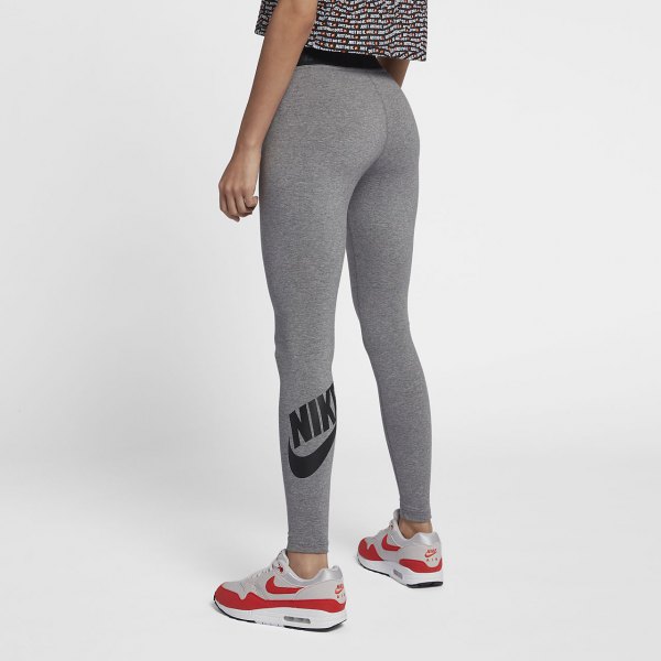 Gray and black printed cropped t-shirt with high waist Nike leggings