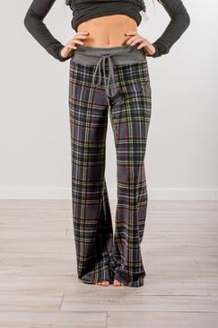 gray short-sleeved sweater with matching plaid trousers