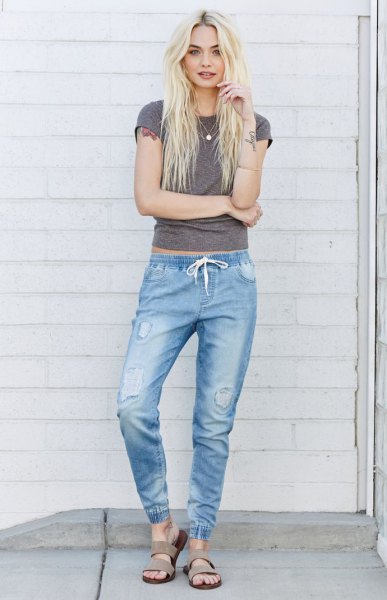 gray cropped t-shirt with light blue sweatpants and sandals