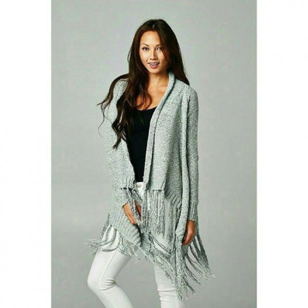Gray cardigan with fringes and white skinny jeans