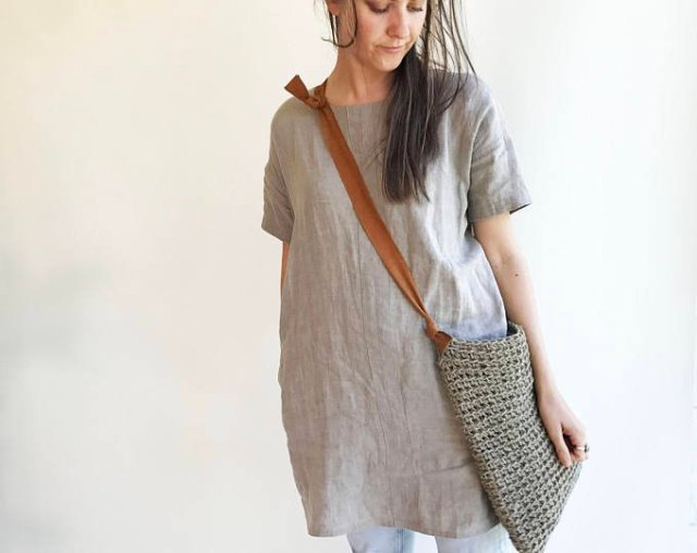 gray linen tunic top with light blue skinny jeans