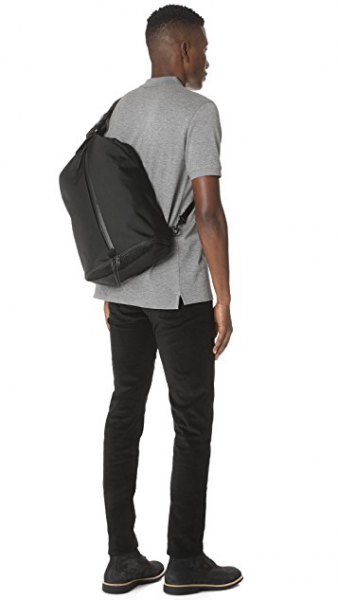 gray polo shirt with black skinny jeans and shoulder bag