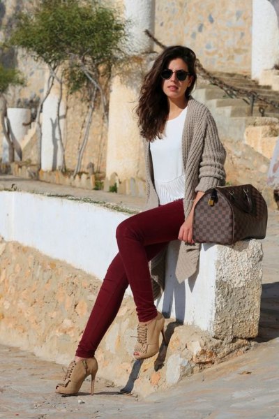 Longline gray ribbed cardigan with maroon jeans and heeled boots