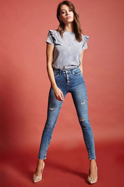 Gray t-shirt with ruffled shoulders and blue high-waisted jeans