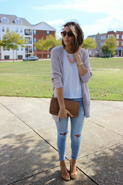 Pair a gray cardigan with light blue ripped skinny jeans