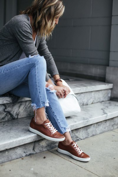 Gray t-shirt with light blue slim-fit jeans and brown leather sneakers