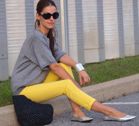 gray t-shirt with yellow cropped tight pants