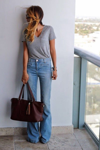 Gray V-neck short-sleeved t-shirt and light blue low-rise jeans