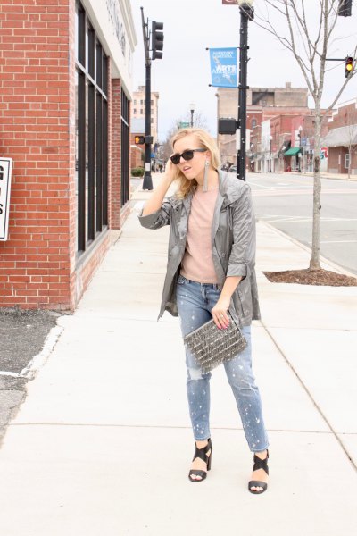 gray windbreaker with blush t-shirt and black sandals