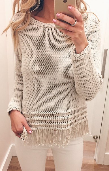Casual sweater with ivory fringes and white skinny jeans