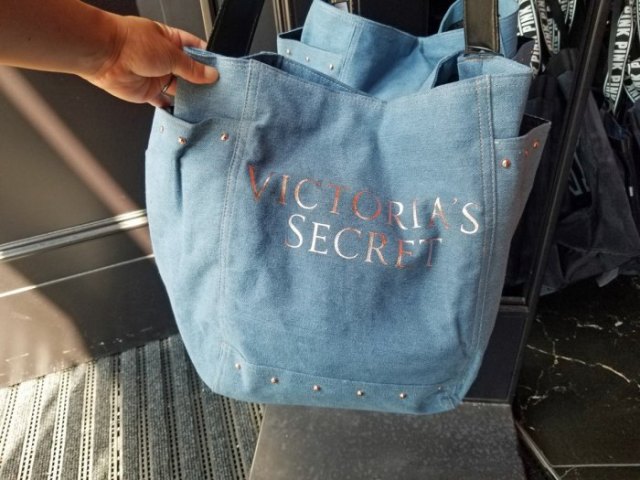 light blue denim tote bag with white shirt and skinny jeans
