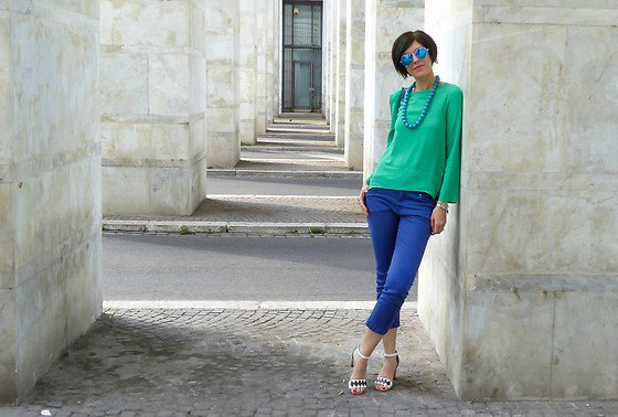 Light emerald green long sleeve relaxed fit top with royal blue cropped jeans