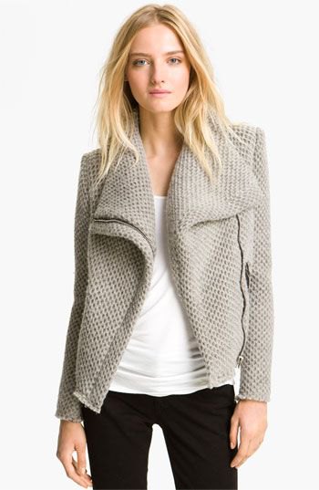 Light gray knitted blazer with a white fitted top and black skinny jeans
