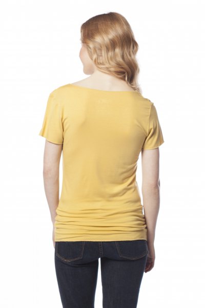 Light yellow fitted T-shirt with dark blue skinny jeans