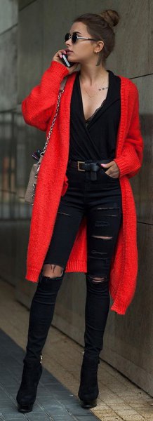 Long cardigan with black deep V-neck t-shirt and ripped skinny jeans