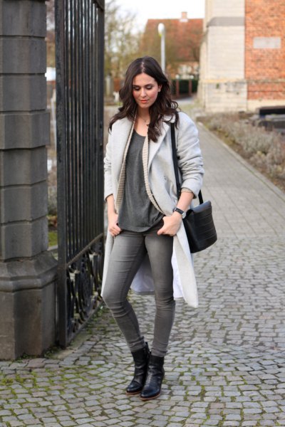 Long light gray coat with oversized t-shirt and leather ankle boots
