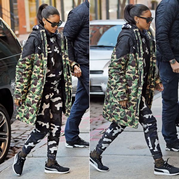 Midi camouflage jacket with matching trousers and sneakers