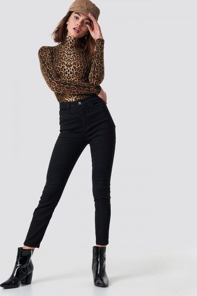 A fitted top with a stand-up collar and leopard print and high-waisted black skinny jeans
