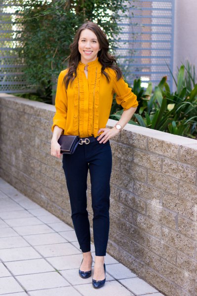 Mustard pleated shirt with buttons and dark blue chinos