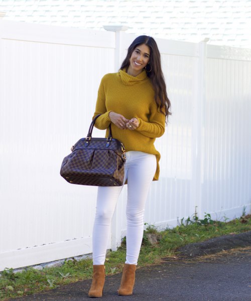 Mustard yellow ribbed turtleneck with white skinny jeans