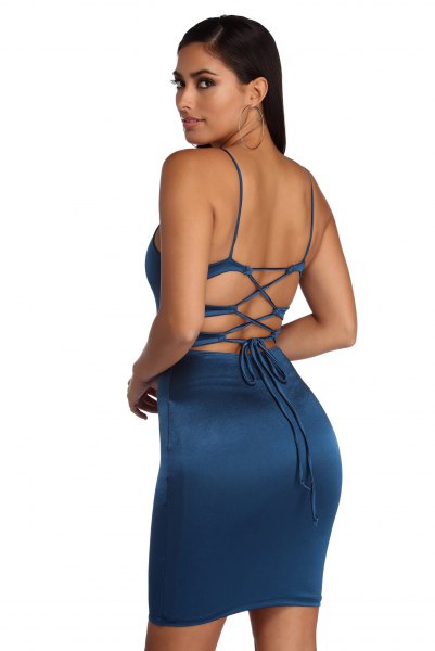 Short bodycon dress in navy blue with an open back and heels