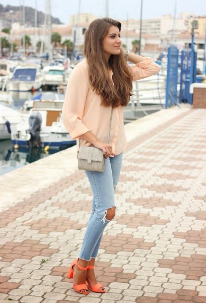 Light pink chiffon blouse with light blue skinny jeans and orange open heels