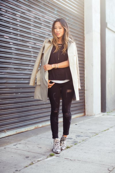 Light pink longline blazer with black ripped skinny jeans and
leopard print boots