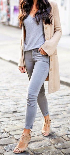 Light pink longline blazer with gray t-shirt and skinny jeans