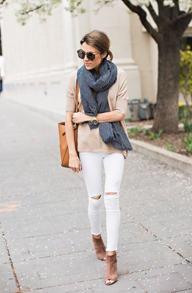 Light pink t-shirt with black scarf and white ripped knee jeans