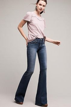 Light pink t-shirt with dark blue low-rise jeans