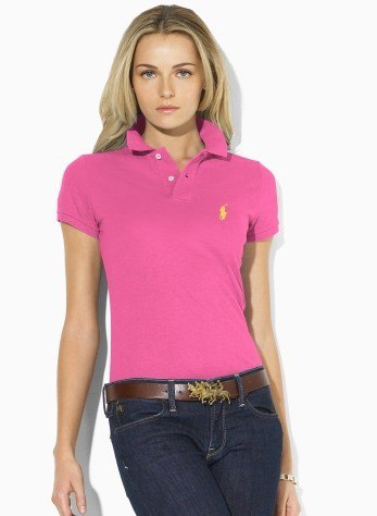 Polo shirt with dark blue skinny jeans with a belt