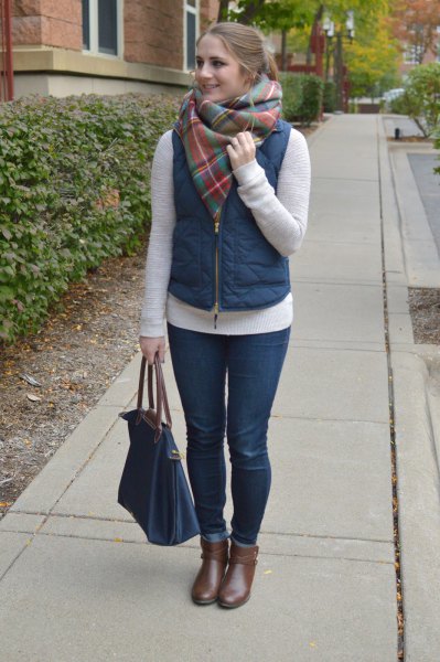 Quilted waistcoat with a gray cashmere scarf and short gray leather
boots