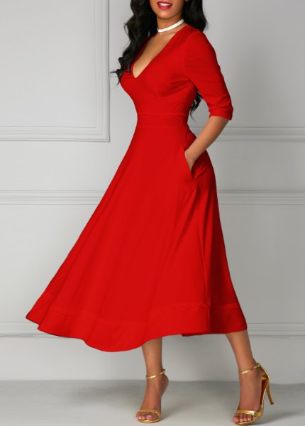 Red midi dress with half sleeves, V-neckline and flared silhouette, with gold heels