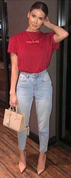 Red printed t-shirt with mom jeans and light pink pointed heels