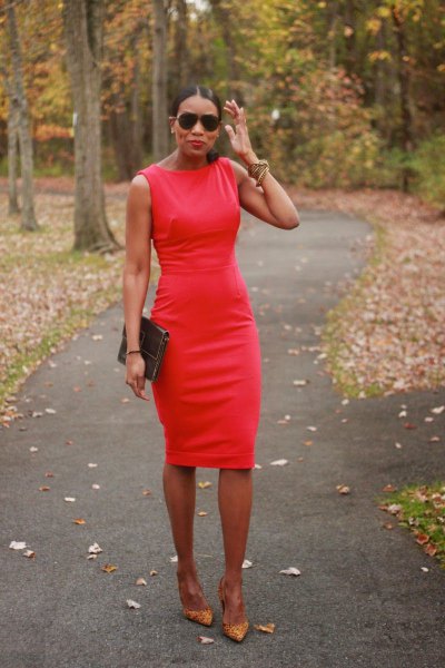 Red sleeveless bodycon midi dress with pink heels