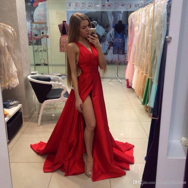 Red maxi dress with a high slit and a flared cut and a V-neckline