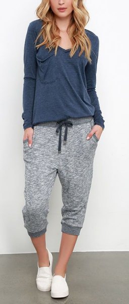 Casually cut long-sleeved T-shirt with mottled light gray jogging pants