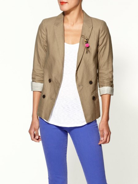 Khaki blazer with rolled up sleeves, white scoop neck tank top and bright blue jeans