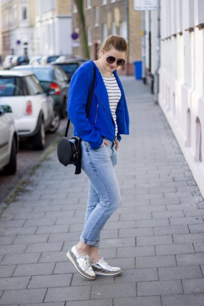 Royal blue casual blazer with jeans and silver slippers