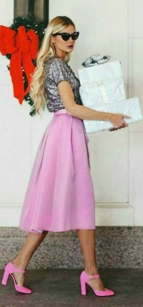 Short sleeve shiny t-shirt with pink midi chiffon skirt