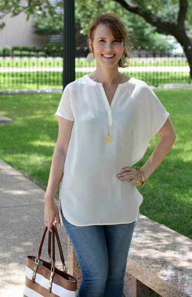 Short-sleeved V-neck white blouse and blue jeans