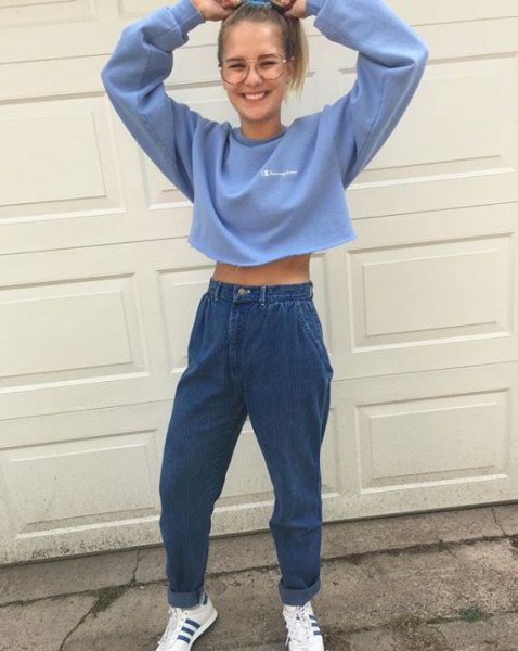 Sky blue cropped sweatshirt with elastic waist and vintage mom jeans