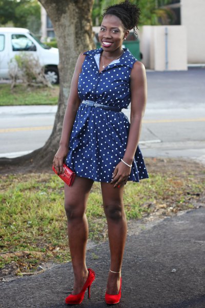sleeveless blue mini shirt dress with polka dot belt and red heels