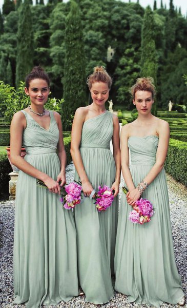 Strapless, floor-length dress made of mint green, pleated chiffon