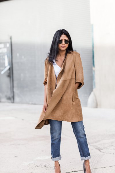 Suede casual coat with cuffed and heeled jeans