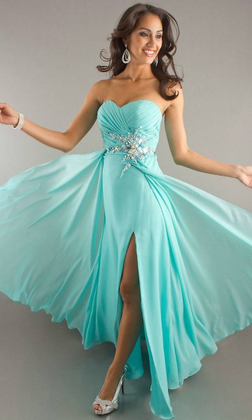 Floor-length, flared chiffon dress with a sweetheart neckline and open heels