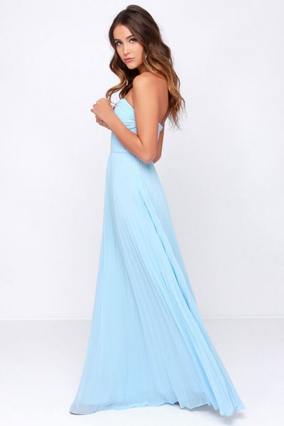 Floor-length dress in pleated chiffon with a sweetheart neckline
